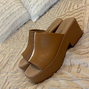 Katy Perry ‘buzzy bee’ shoe - tan